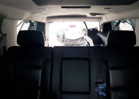 2020 Chevrolet Suburban C1500 Premier z USA, uszkodzony, nr VIN 1GNSCJKJ5LR265032